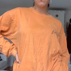 Tröja - Ljusorange långärmad tröja. Jättebekväm och ganska oversize i storleken. Funkar till S och M och möjligtvis L beroende på hur man vill ha den i passformen.