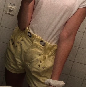 Ljusgula shorts  - Supersköna och mjuka shorts i ett sorts mjukt jeansmaterial, de är ännu lite ljusare gula än på bilden:) 140kr inkl. frakt.
