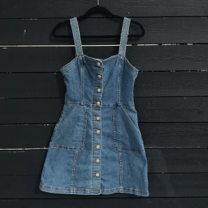 jeansklänning blå storlek 38 - Blå bekväm jeansklänning från hm i storlek 38 men känns som 36. Använd fåtal gånger men i fin skick. Säljs pga för liten.