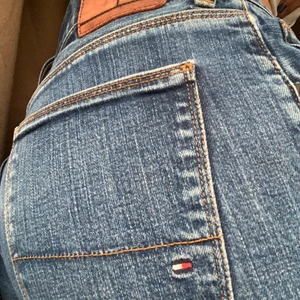 TOMMY HILFIGER JEANS W32/L34 - Köpta second hand, frakt tillkommer. Sitter precis under naveln så skulle säga att de är low waist. Sitter skitsnyggt vid rumpan. Är vanligtvis en w27-28/ storlek 36-38 för referens. Buda gärna i kommentarerna💕 eller skriv privat om du vill diskutera priset!! 