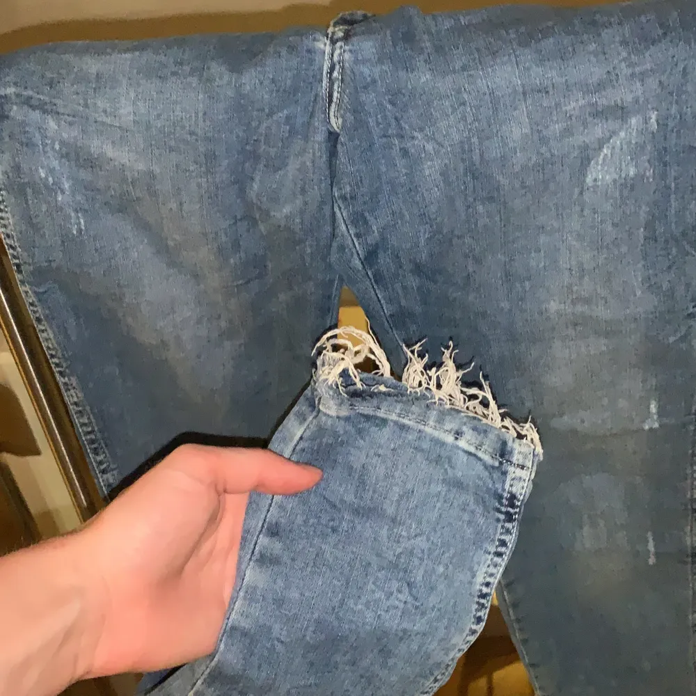 Snygga men för långa för mig (jag är 1,62) har helt plötsligt börjat hata att vika upp jeans så kan inte använda dom. Jeans & Byxor.