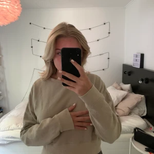 Beige sweatshirt monki - Säljer denna beiga sweatshirt från monki! Extremt skön att ha på sig! Storlek S men passar även XS om man gillar det lite oversize. Aldrig använd. Pris 50kr + frakt. Tvättas och stryks alltid innan frakt!💕