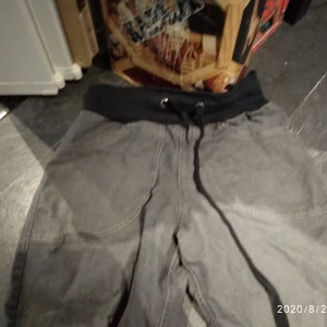 Boba byxor  - Hängiga svin mysiga byxor. Strl S passar vissa M vill ni ha fler bilder säg till. Köpare står för eventuel frakt och kan hämtas i GBG.