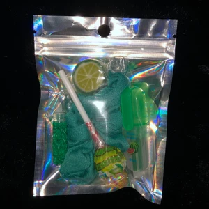 Grön present goodiebag  - En grönt färgtema goodiebag som innehåller en scrunchie, en highlighter, klubba, godis och glitter🌷❤️ 49kr plus frakt✨