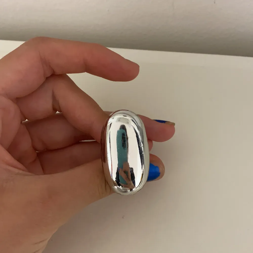 Oval formad silver ring! Skit snygg men kommer ej till användning!. Accessoarer.