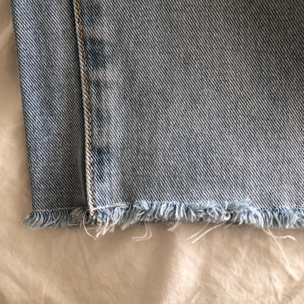 Snygga och trendiga jeans från Boohoo i en fin ljusblå tvätt. Har själv klippt av dem och jag är 162 cm. Köparen står för frakten 63 kr. Jeans & Byxor.