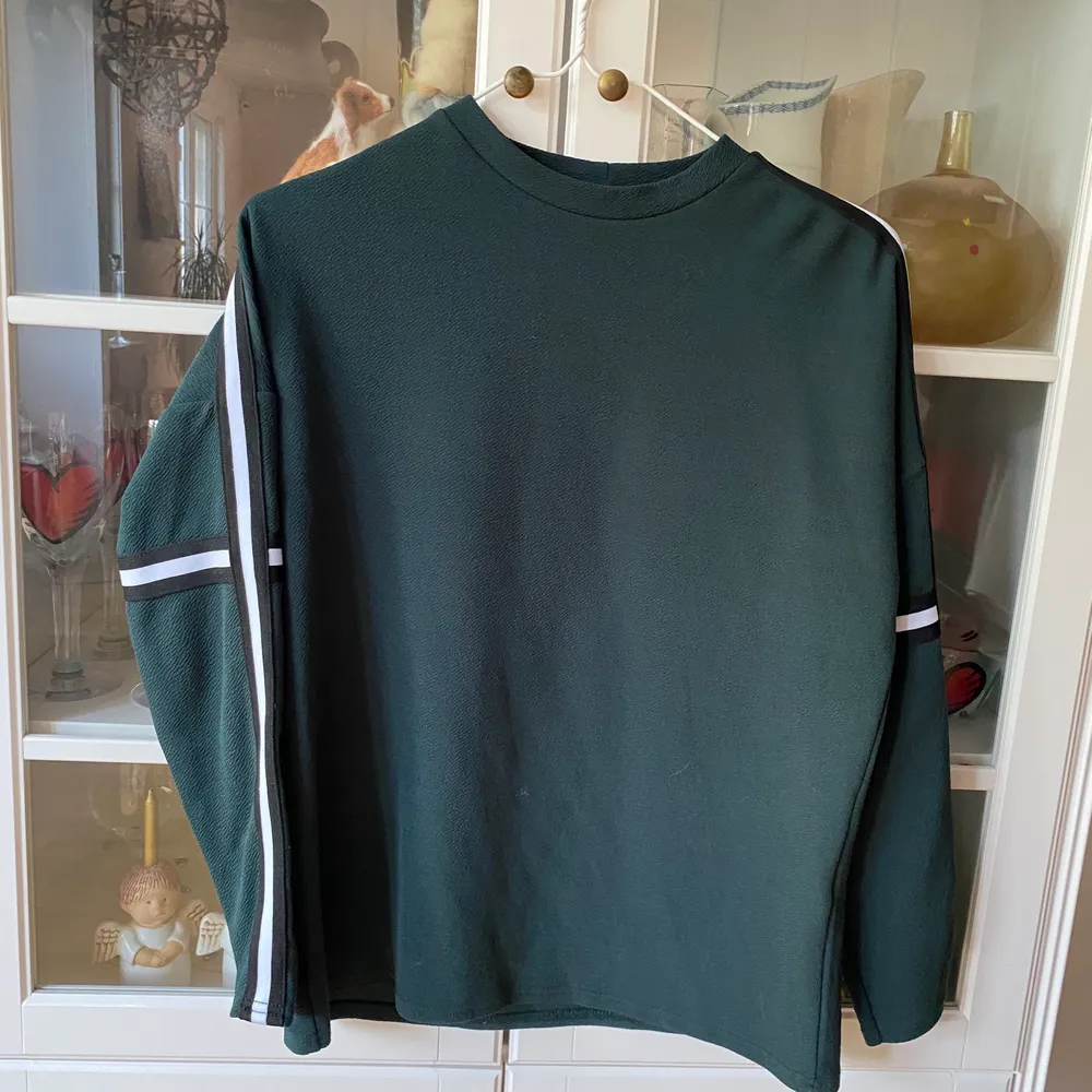 Riktigt cool tröja från Sisters Point i storlek S. Militärgrön med vit / svart rand på armen. Sparsamt använd så i nyskick. Nypris 399kr. 🤗. Tröjor & Koftor.
