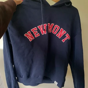 Pull&bear hoodie - bra längd i armarna, inte en lång däremot. Väldigt sött tryck ”Newmont” ☺️ köpt för 200kr (du står även för frakt kostnad)