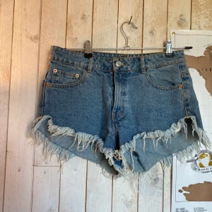 Shorts från bikbok - Säljer mina högmidjade shorts från bikbok, säljer för de inte kommer till användning, köparen står för frakten☺️❣️