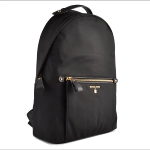 Michael kors - Ny väska från michael kors, säljer den för det blev fel beställning och dem skickade två istället. Sista bild är min väska som jag använder. Nya väska är kvar i sin papper och ny. Kan skicka bilder om önskas