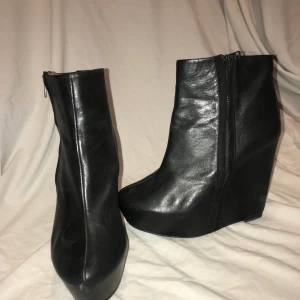 Spetsiga boots  - Spetsiga boots med kilklack i läder. Super bekväma och snygga, skon är i bra kondition undersidan är lite sliten.