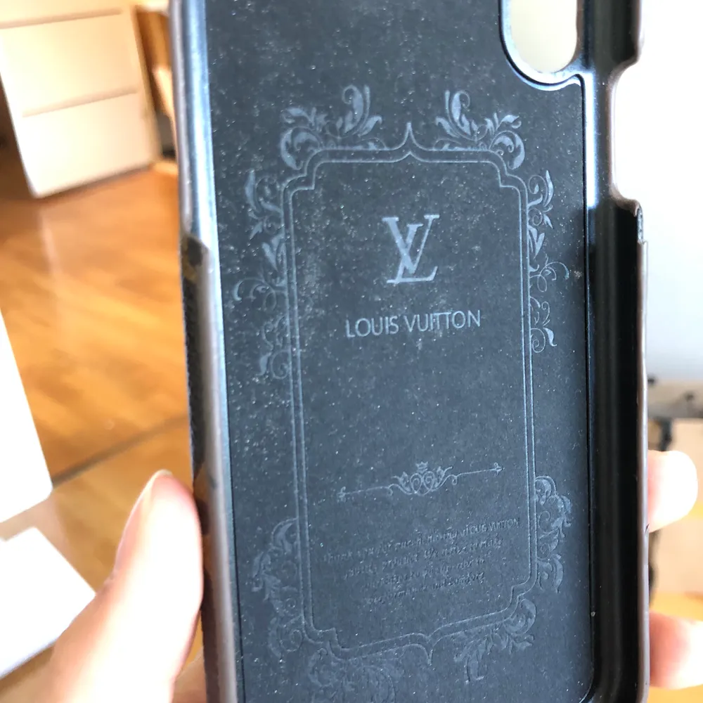 Riktigt coolt Louis Vuitton mobilskal i modell iPhone X och XS. Köpte det begagnat för 500 så antar det är äkta men vet inte säkert. Bud på 200+frakt. Accessoarer.
