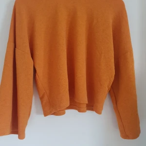 Orange blus/tröja - Fin och passar utmärkt för en finare middag eller bara till vardags. 