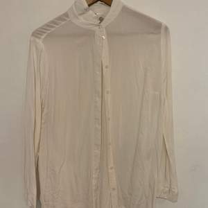 Fin vit skjorta från H&M divided. Strl 40, något liten i storlek. Paketpris vid köp av tre skjortor: 200 kr för tre.