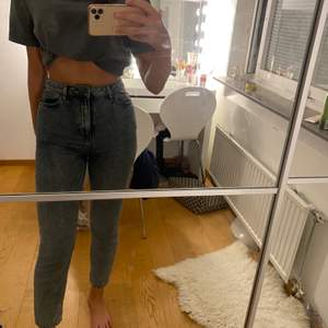 Säljer dessa gråa mom jeans från nakd i fint skick!💗 köparen står för frakten💓 