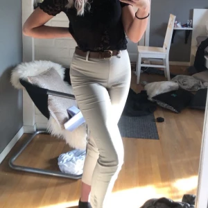 Beigea kostymbyxor från H&M  - Tajta, storlek 34. Knappt använda