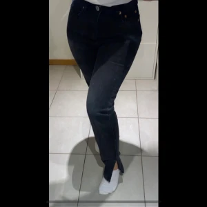 Mom jeans strl xs - Ett par riktigt fina mom jeans i xs från lager157. Skulle säga att dom är ganska små i storleken. Har själv sprättat dom nere för att skapa slits på båda benen vilket blev riktigt snyggt, speciellt med ett par snygga chunky sneakers!