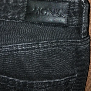 Monki jeans - Svarta högmidjade jeans från Monki🖤 tycker de är för korta för mig (är 165)🖤 skriv privat för fler bilder