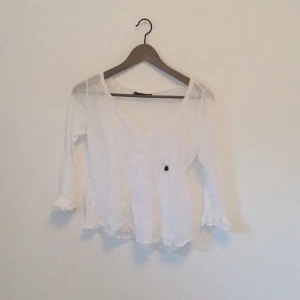  - Blus från Tessie. Fint skick. Inköpt för 300kr. Har en gömd dragkedja på ena sidan. Fri frakt på denna vara!