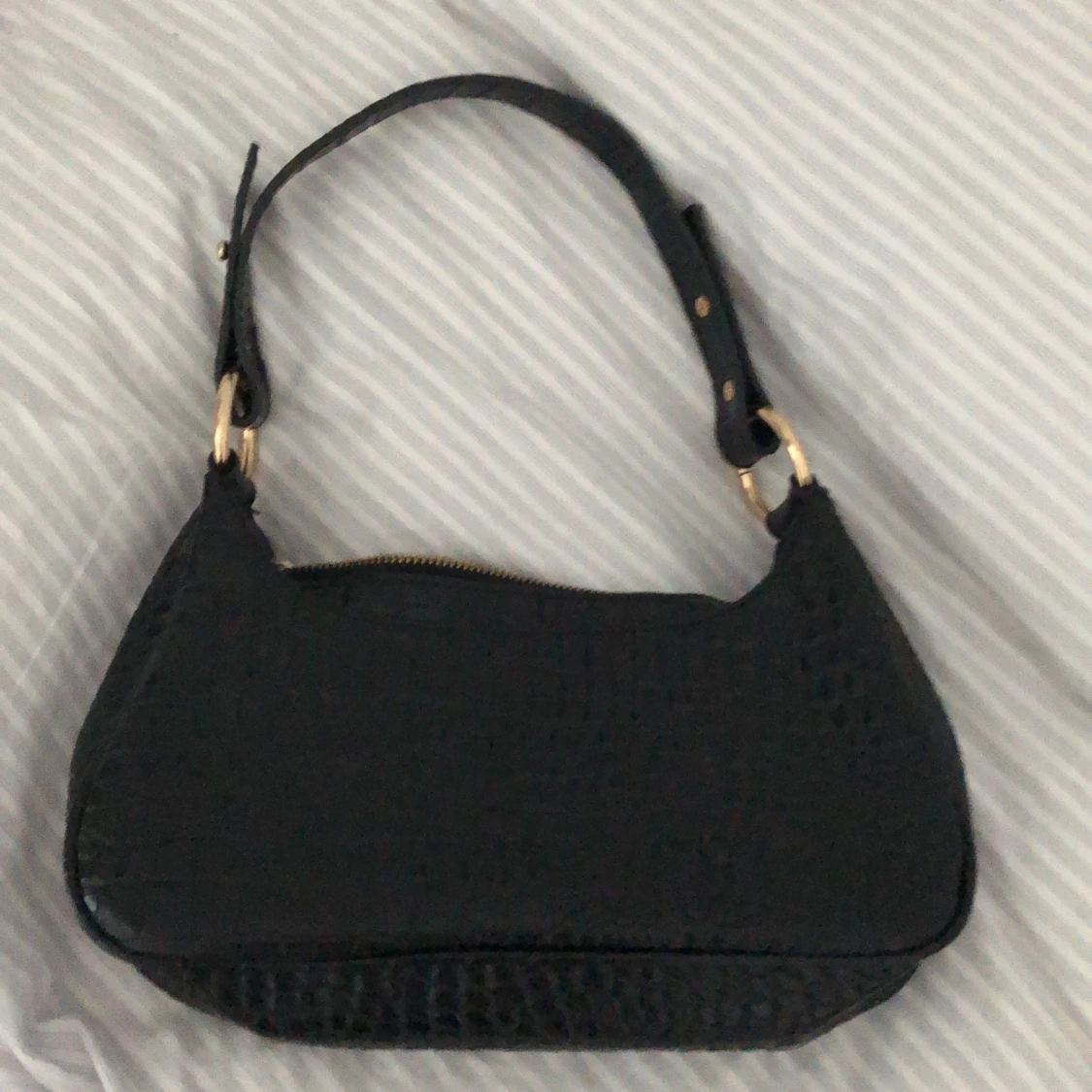 svart axelväska med krokodilmönster - 90