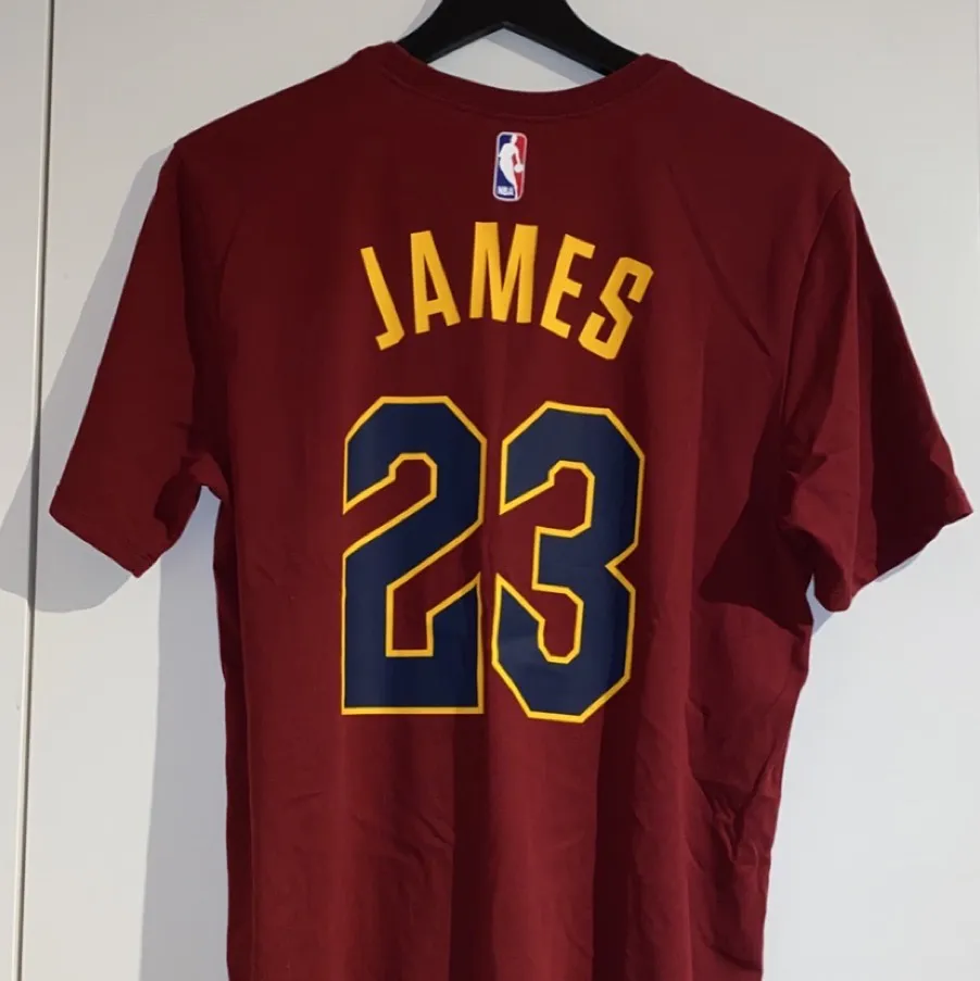 Nike Lebron James cleveland cavaliers t-shirt, officiell NBA produkt, väldigt bra skick, storlek M. T-shirts.