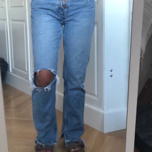 Ljusblåa Zarajeans Straigt fit med hål och slits - Säljer mina zara jeans i en slutsåld och populär modell. Helt raka i modellen, med slits och hål, samt slitningar längst ner. Strl 36 passar båda s/m. Om d e många intresserade får man buda!    Kan mötas upp i sthlm annars frakt. Högsta bud 310
