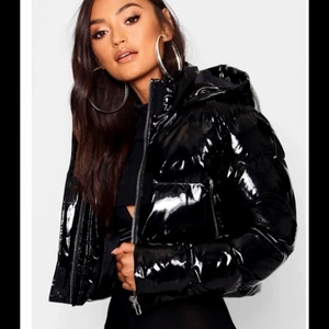 Jacka - Jätte fin jacka från boohoo! Passar en XS/S💕 använd max 2 gånger så den är i nyskick! säljer på grund av att det inte är min stil längre! 💕 Pris kan diskuteras :) 