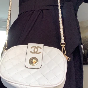 Chanel väska med flera fack - Rymlig Chanel väska. Ej äkta. Köpt för 150kr