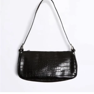 Gina tricot väska - Säljer min fina baguett väska från gina använd Max 5 gng!💜