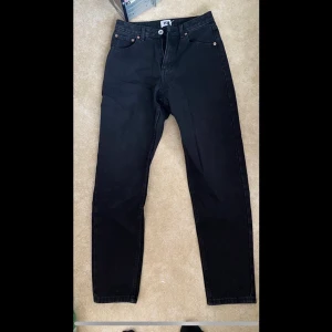 Svarta Mom Jeans - Svarta mom jeans från Lager 157. Bara testade! Nypris 300kr. Köparen betalar för frakt eller möts upp i Örebro.