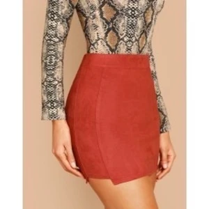 Stepped Side Suede Bodycon Skirt - En helt oanvänd kjol köpt från Shein i färgen “rush” kvar i sin förpackning! Jag köpte den för ett speciellt tillfälle men använde den aldrig. Kjolen är stretchig, har en dragkedja där bak och är figurspassande. I perfekt skick.