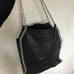 Tiamo väska - I nyskick. Köpt för 550kr, mitt pris 299:-. Kan fraktas.