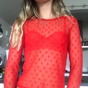 Röd mesh tröja  - Fin röd mesh tröja med prickar❤️