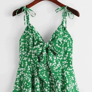 Linne/topp - Superfin topp från Shein. Helt oanvänd, beställde den nyss (passade inte mig). Köparen står för frakten. Fraktar endast. Storlek L men passar M