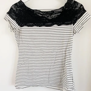 Off shoulder T-shirt jag  - Supersöt T-shirt som kan sitta off shoulder. Fin spets ovanför bröstet och även på ryggen. Randigt mönster i svartvitt💕 Sitter jättefint på kroppen. Pris kan diskuteras! 
