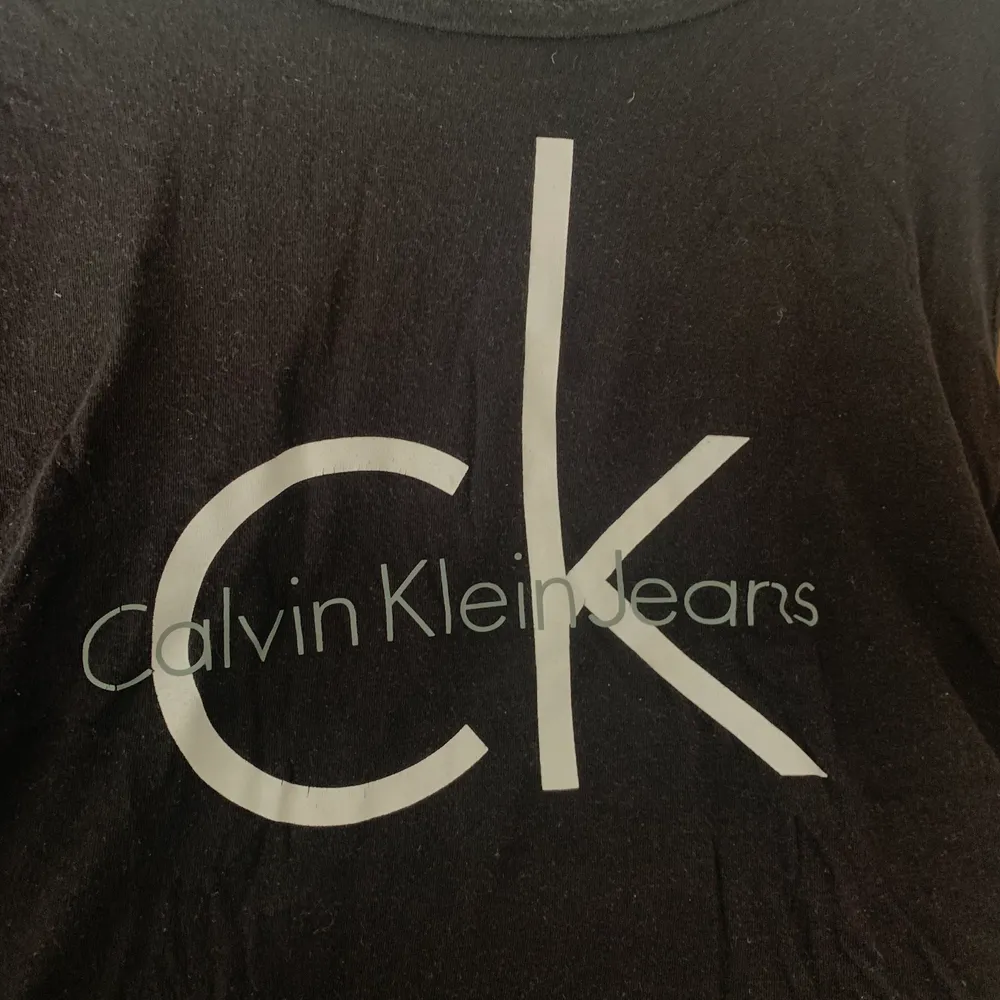 Stor T-shirt från Calvin Klein, köpt i USA. Jätte skönt material. Använd några gånger men bra skick. Möts upp i Stockholm annars står köpare för frakt. . T-shirts.