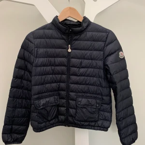 Moncler Jacka - Hej jag säljer en moncler jacka stl 14. Motsvarar en XS-S