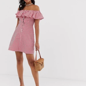 rutig röd klänning - Klänning från asos, kommer sällan till användning men är så fin!! Lång dragkedja finns på baksidan och väldigt lätt att få på:) 40 i frakt