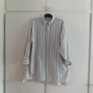 Klänning från Carin Wester - Superhärlig oversized skjortklänning från Carin Wester. I väldigt bra skick, använd endast ett fåtal gånger 
