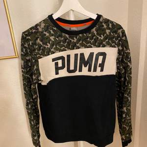 Sweatshirten är från puma i stolek 164 men sitter som en XS. Tröjan är bara använd 1 gång. Den fungerar att använda både till vardags och vid träning. Skicka pm för intresse eller fler bilder på plagget. Frakt tillkommer med 60kr🌷🌷🌷