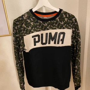 Grön/Svart/Vit tröja från puma  - Sweatshirten är från puma i stolek 164 men sitter som en XS. Tröjan är bara använd 1 gång. Den fungerar att använda både till vardags och vid träning. Skicka pm för intresse eller fler bilder på plagget. Frakt tillkommer med 60kr🌷🌷🌷