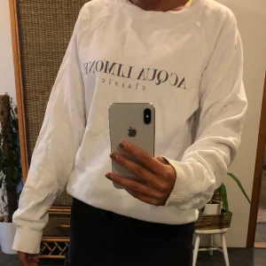 Aqua limone tröja - Säljer min aqua limone tröja då den inte kommer till användning, väldigt skrynklig på bilden men det är såklart bara föratt den inte är strykt🌟