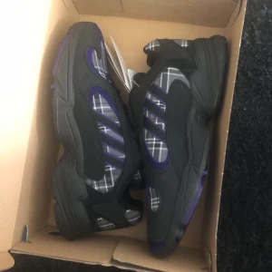 Adidas Yung-1 Purple Plaid - Fick dom i present och dom är för små, så säljer dom, väldigt bra skick 10/10 dom har alla tags/lappar kvar, Nypris runt 1200kr 