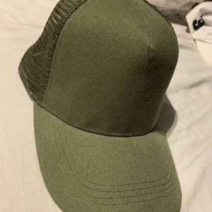 Keps  - Militärgrön keps i väldigt bra skick. Skriv bud⚡️