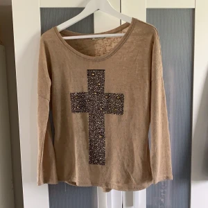 Tröja med nitar  - En tunn beige tröja med utåtstickade nitar. Aldrig använd, storlek står ej men skulle säga en M ungefär 🤗 köparen står för frakten  Betalning: swish