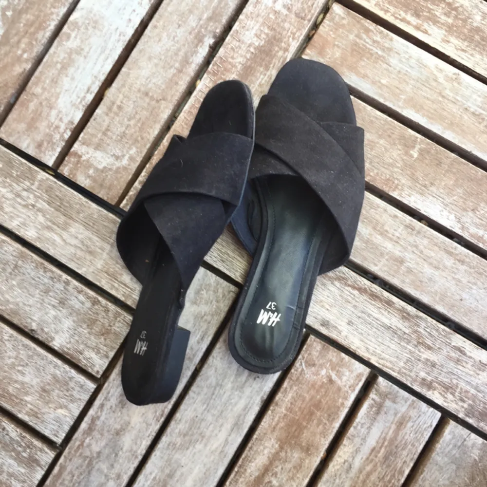 🌸 Väldigt fina sandaler i fejkmocka. Sparsamt använda då de var lite för smala för mina ganska så breda fötter 🙈 använda ute 2 ggr. Vid frakt tillkommer 60kr 🌸. Skor.