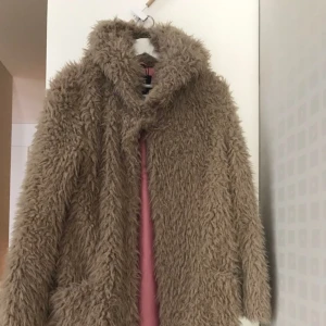  - Fuskpäls jacka från Zara. Aldrig använd. Med lappar kvar 🛍✨