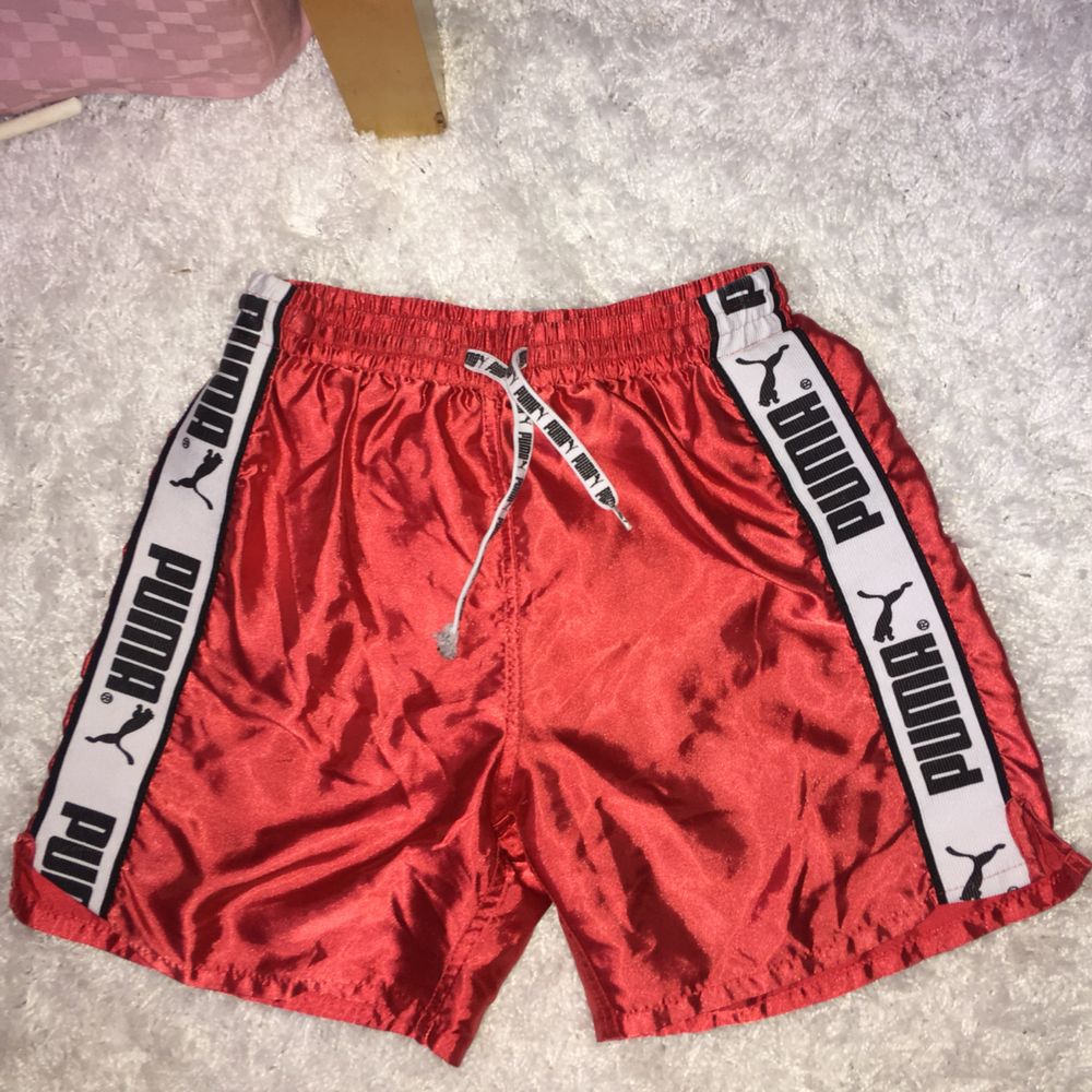 Sportiga Puma-shorts i glansigt | Plick Second Hand