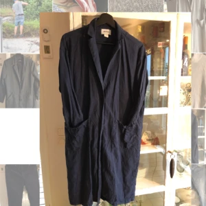  - Viskos kappa underbart tunt fint tyg som tyvärr inte är struket på bild, byxa finns i annan annons. Har katt, fraktar mot kostnad.