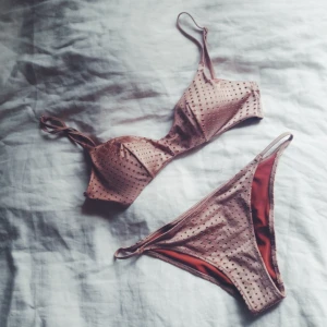  - Så snygg bikini. Lite beige/nougat färgad med roströd insida. Använd men i gott skick. Storlek 36. Överdelen passar någon med A eller B kupa.   100kr med frakt. 